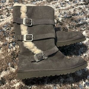 Like New Gray fuzzy Uggs size 5 women’s